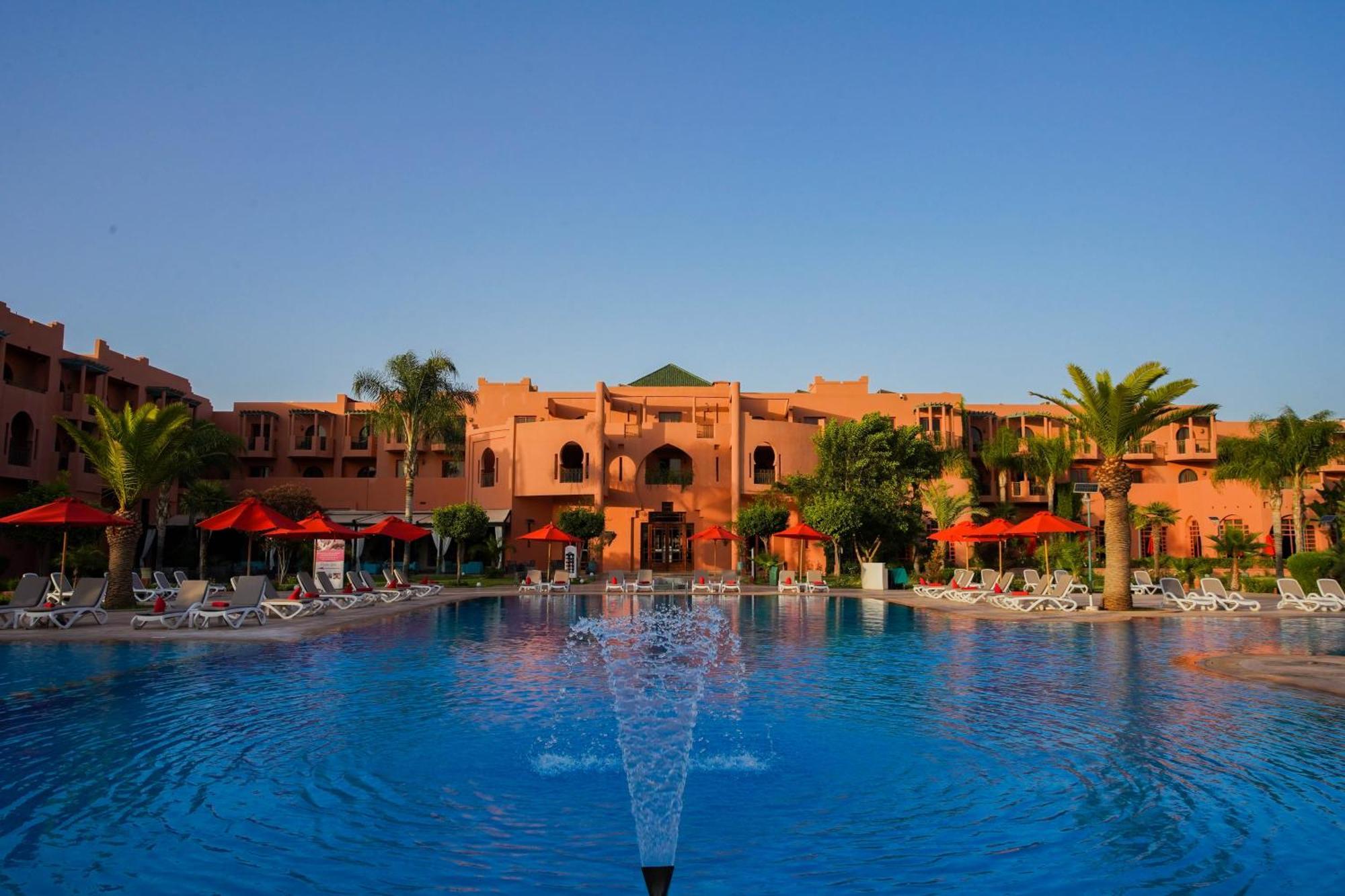パーム プラザ ホテル&スパ マラケシュ エクステリア 写真 The swimming pool at the hotel
